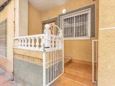 Opportunity for a ground floor apartment with 2 bedrooms, a bathroom and a toilet in Playa del Cura