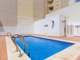 Appartement central avec parking, piscine et grand débarras à 900 m de la mer