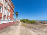 Ground floor apartment with garage included, 10 meters from the sea in La Mata