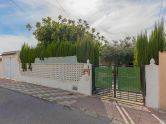 Opportunity: Chalet with large 317 m2 plot in El Chaparral – La Siesta