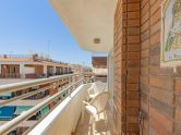 Light, sun, and the beach just a 3-minute walk away! Top-floor apartment with an L-shaped terrace and enclosed garage in Playa del Cura.