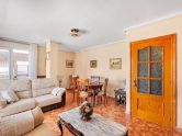 Light, sun, and the beach just a 3-minute walk away! Top-floor apartment with an L-shaped terrace and enclosed garage in Playa del Cura.