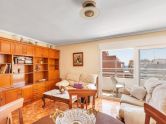 Light, sun, and the beach just a 3-minute walk away! Top-floor apartment with an L-shaped terrace and enclosed garage in Playa del Cura.