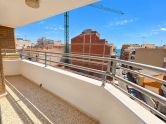 Light, sun, and the beach just a 3-minute walk away! Top-floor apartment with an L-shaped terrace and enclosed garage in Playa del Cura.