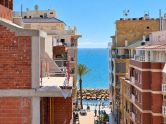 Light, sun, and the beach just a 3-minute walk away! Top-floor apartment with an L-shaped terrace and enclosed garage in Playa del Cura.