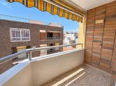 Light, sun, and the beach just a 3-minute walk away! Top-floor apartment with an L-shaped terrace and enclosed garage in Playa del Cura.