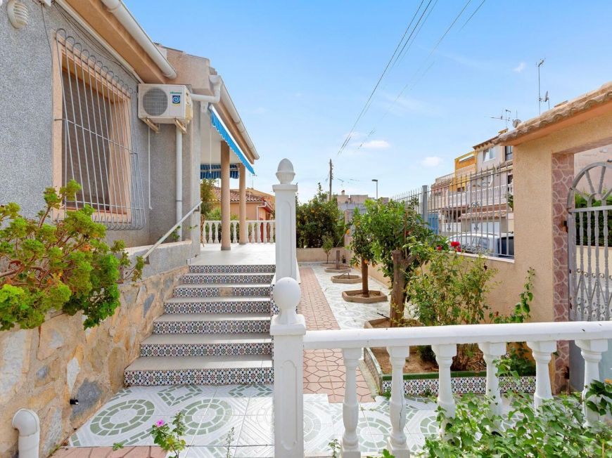 Španělsko Magnificent Detached Villa in Nueva Torrevieja 4 bedrooms, 2 bathrooms, 2 parking places