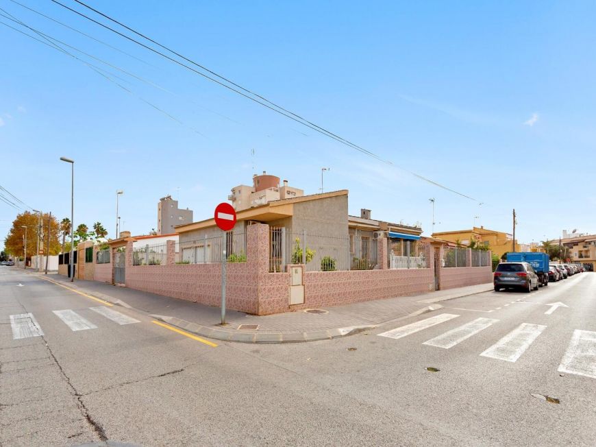 Španělsko Magnificent Detached Villa in Nueva Torrevieja 4 bedrooms, 2 bathrooms, 2 parking places