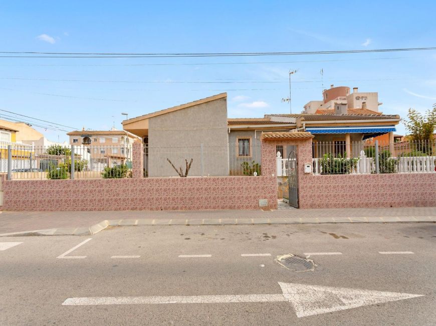 Španělsko Magnificent Detached Villa in Nueva Torrevieja 4 bedrooms, 2 bathrooms, 2 parking places