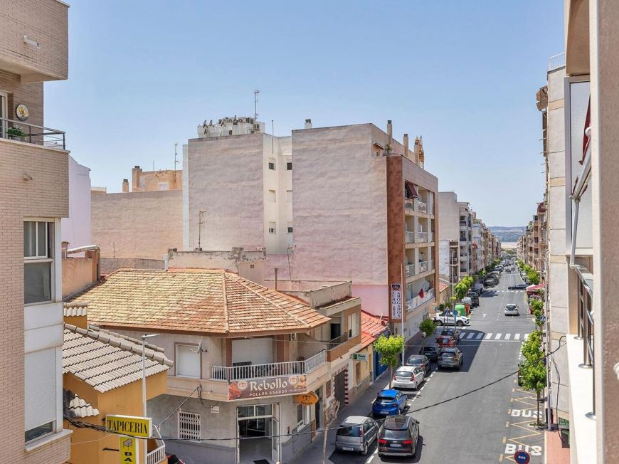 Španělsko Opportunity in the center of Torrevieja with 3 bedrooms and 2 bathrooms