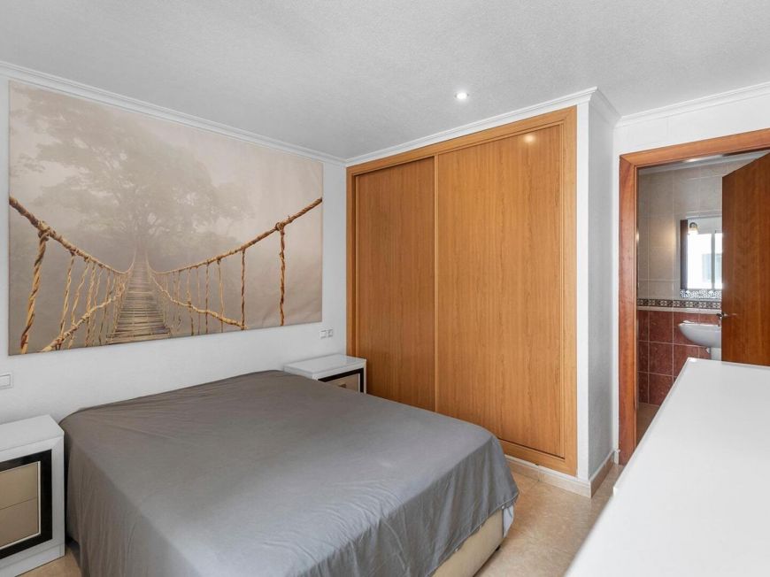 Španělsko Opportunity in the center of Torrevieja with 3 bedrooms and 2 bathrooms