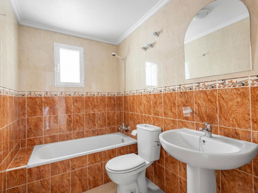 Španělsko Two bedroom opportunity with pool