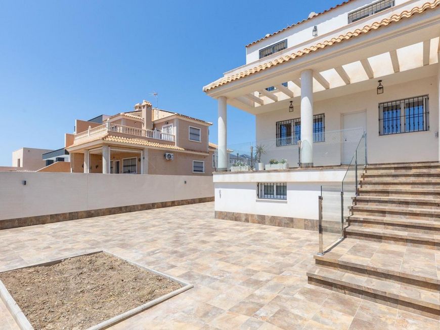 Španělsko Renovated Villa Opportunity in Aguas Nuevas