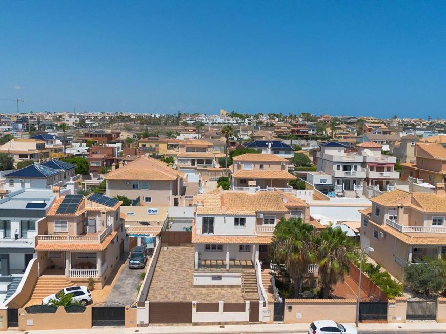 Španělsko Renovated Villa Opportunity in Aguas Nuevas