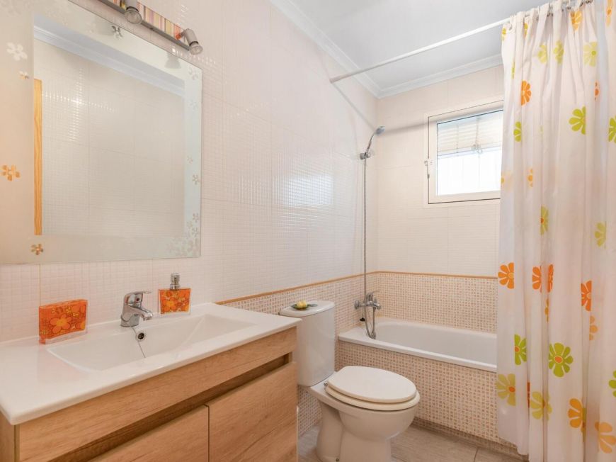 Espanha Central apartment with parking, pool and large storage room 900 m from the sea