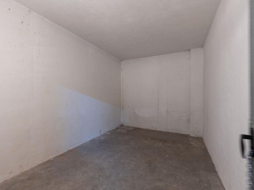 Espanha Central apartment with parking, pool and large storage room 900 m from the sea