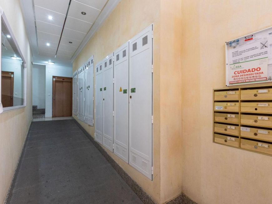 Espanha Central apartment with parking, pool and large storage room 900 m from the sea