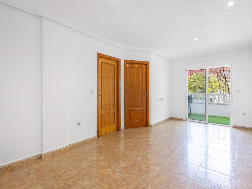 Španělsko Central Apartment in Torrevieja, 800 m from the Sea, with Communal Pool