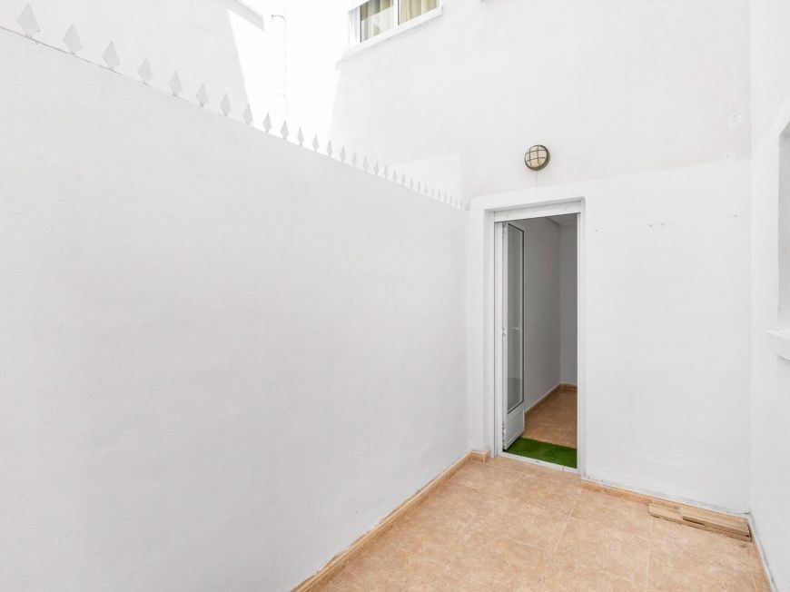 Španělsko Central Apartment in Torrevieja, 800 m from the Sea, with Communal Pool