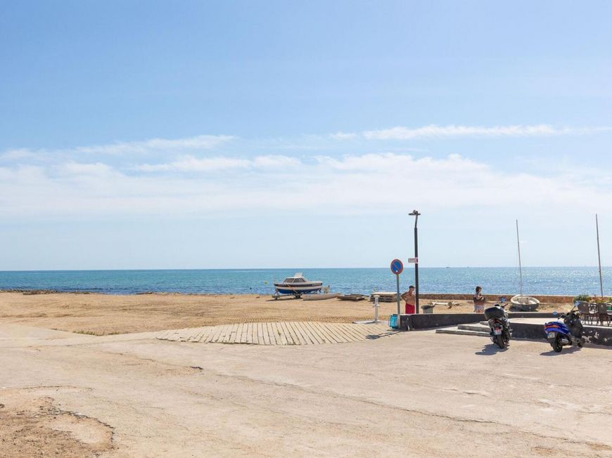 Spain Ground floor apartment with garage included, 10 meters from the sea in La Mata