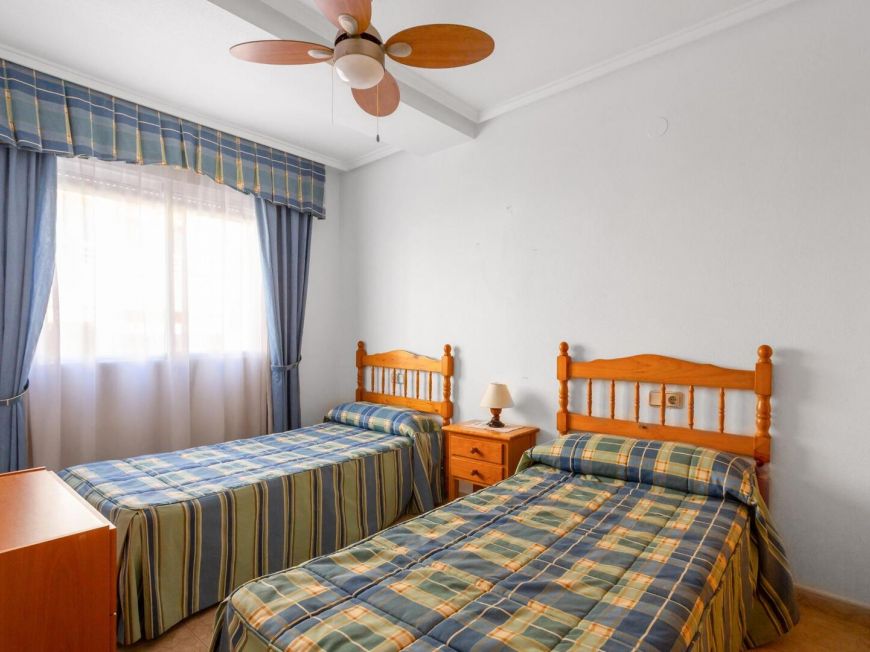 Španělsko Opportunity for a two-bedroom apartment with a pool below Habaneras near Playa del Cura