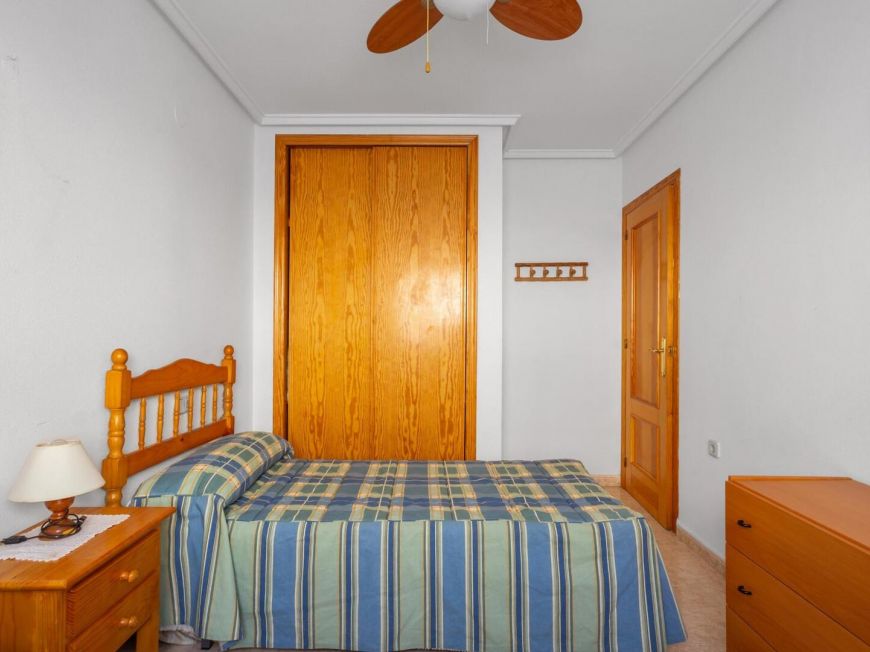 Španělsko Opportunity for a two-bedroom apartment with a pool below Habaneras near Playa del Cura