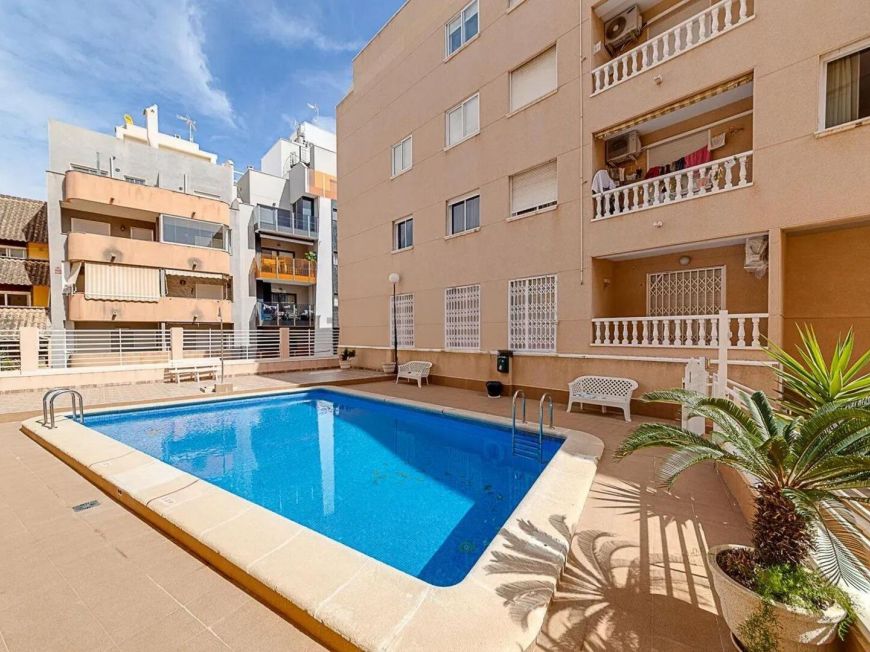 Španělsko Opportunity for a two-bedroom apartment with a pool below Habaneras near Playa del Cura