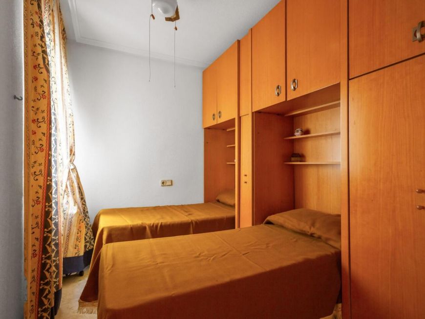 Španělsko Opportunity for a two-bedroom apartment with a pool below Habaneras near Playa del Cura