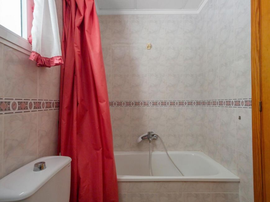 Španělsko Opportunity for a two-bedroom apartment with a pool below Habaneras near Playa del Cura