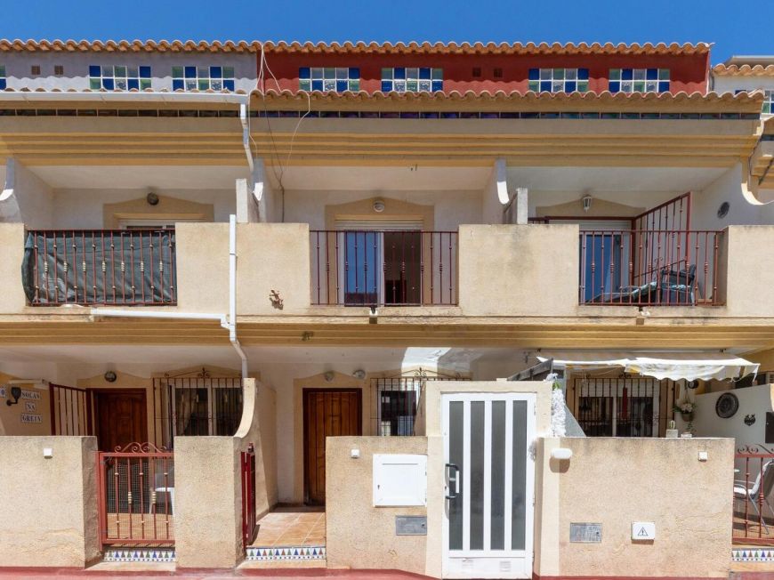Испания Светлый трехэтажный дом на продажу – Южная ориентация, рядом с пляжем