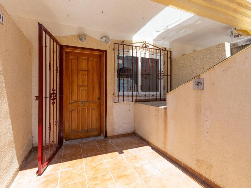 Испания Светлый трехэтажный дом на продажу – Южная ориентация, рядом с пляжем