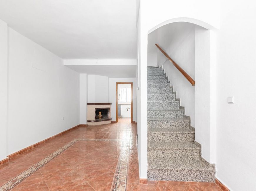 Испания Светлый трехэтажный дом на продажу – Южная ориентация, рядом с пляжем