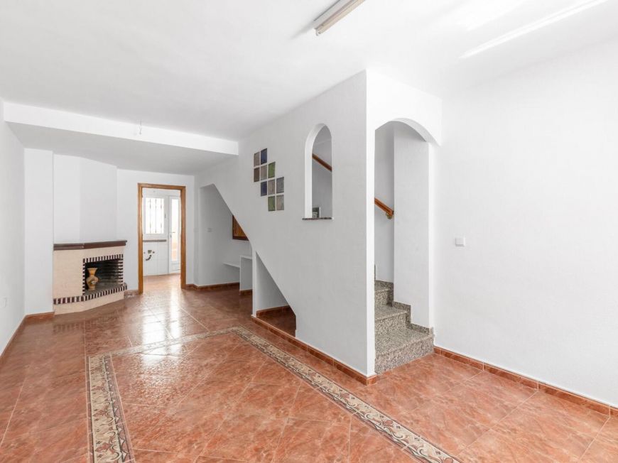 Испания Светлый трехэтажный дом на продажу – Южная ориентация, рядом с пляжем