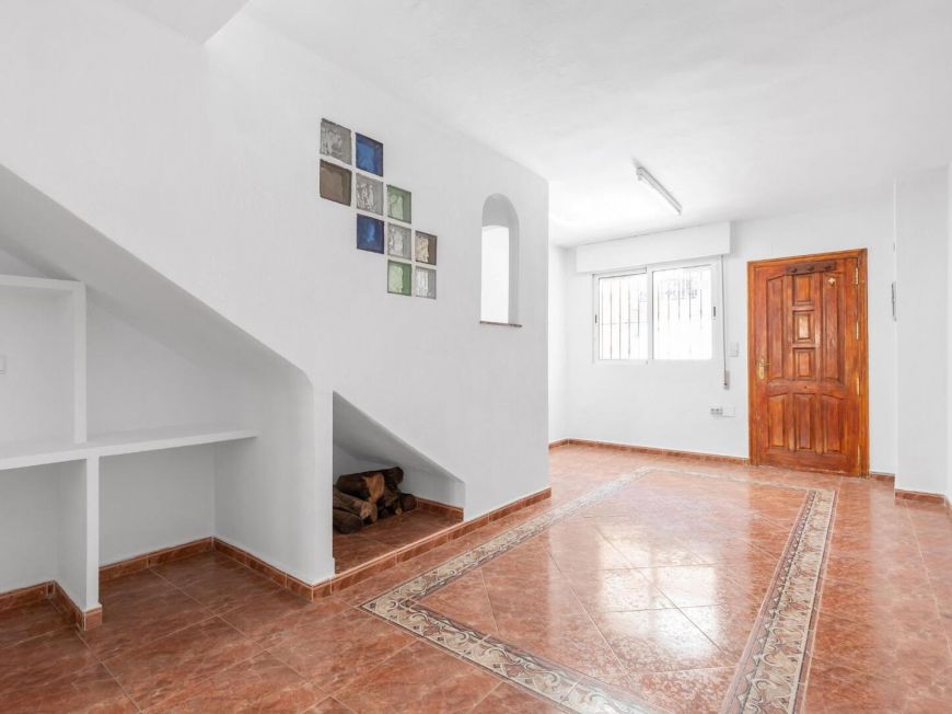 Испания Светлый трехэтажный дом на продажу – Южная ориентация, рядом с пляжем