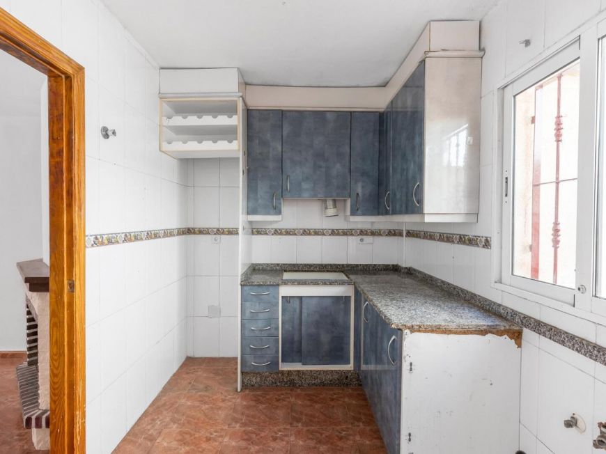 Испания Светлый трехэтажный дом на продажу – Южная ориентация, рядом с пляжем