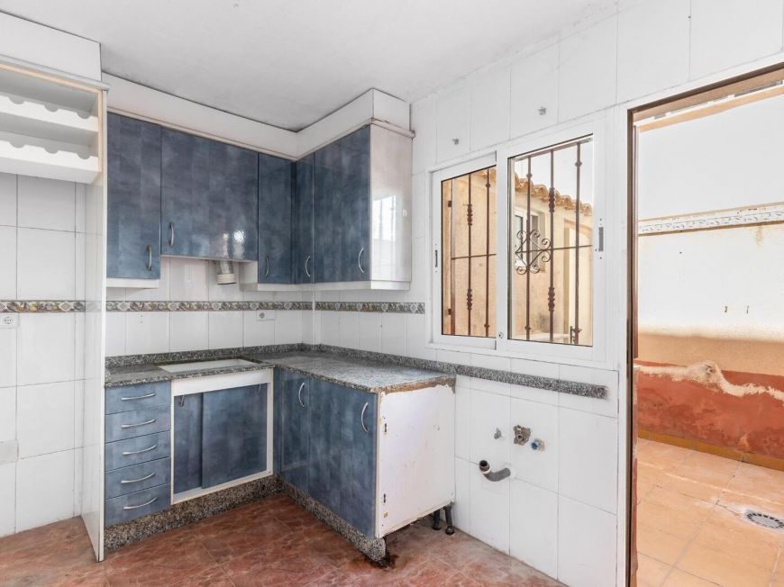 Испания Светлый трехэтажный дом на продажу – Южная ориентация, рядом с пляжем