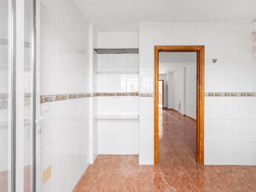 Испания Светлый трехэтажный дом на продажу – Южная ориентация, рядом с пляжем