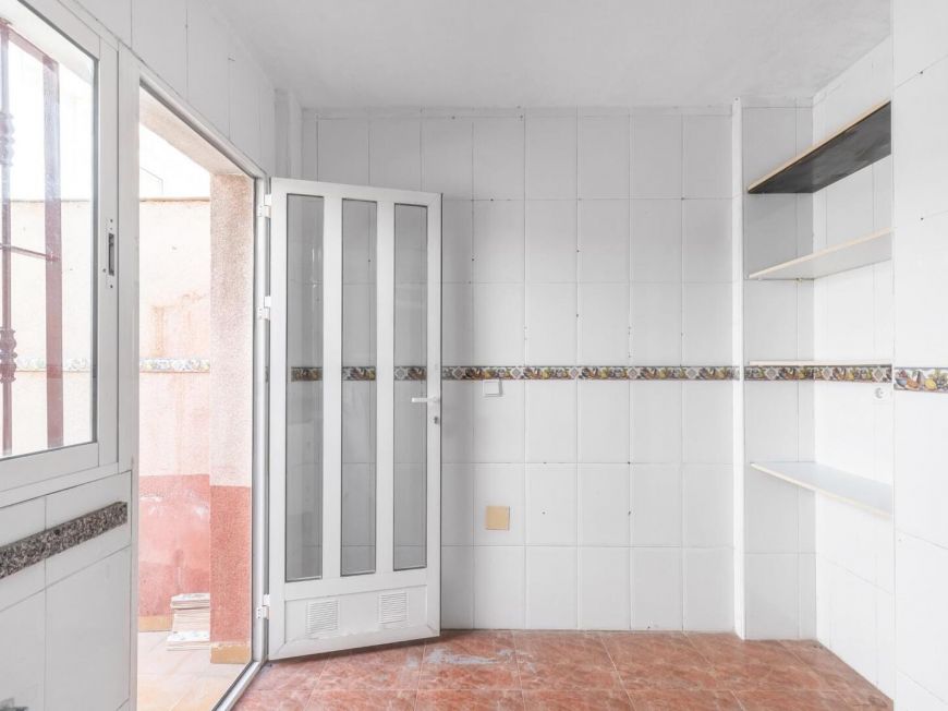 Испания Светлый трехэтажный дом на продажу – Южная ориентация, рядом с пляжем