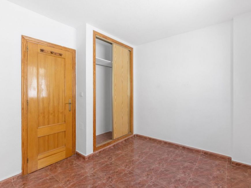 Испания Светлый трехэтажный дом на продажу – Южная ориентация, рядом с пляжем