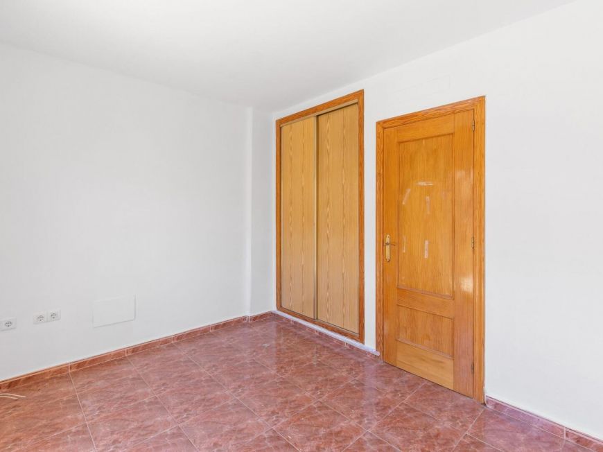 Испания Светлый трехэтажный дом на продажу – Южная ориентация, рядом с пляжем