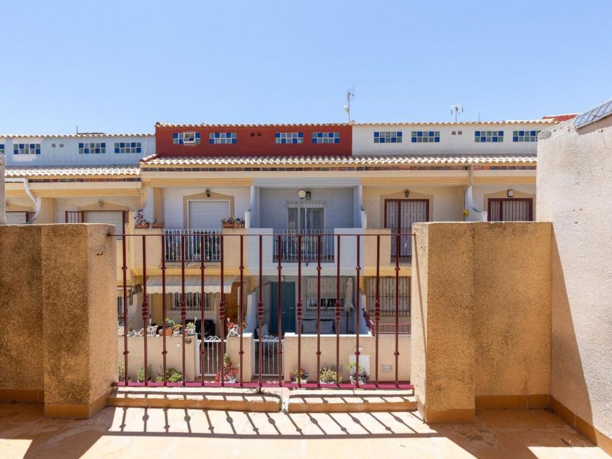 Испания Светлый трехэтажный дом на продажу – Южная ориентация, рядом с пляжем