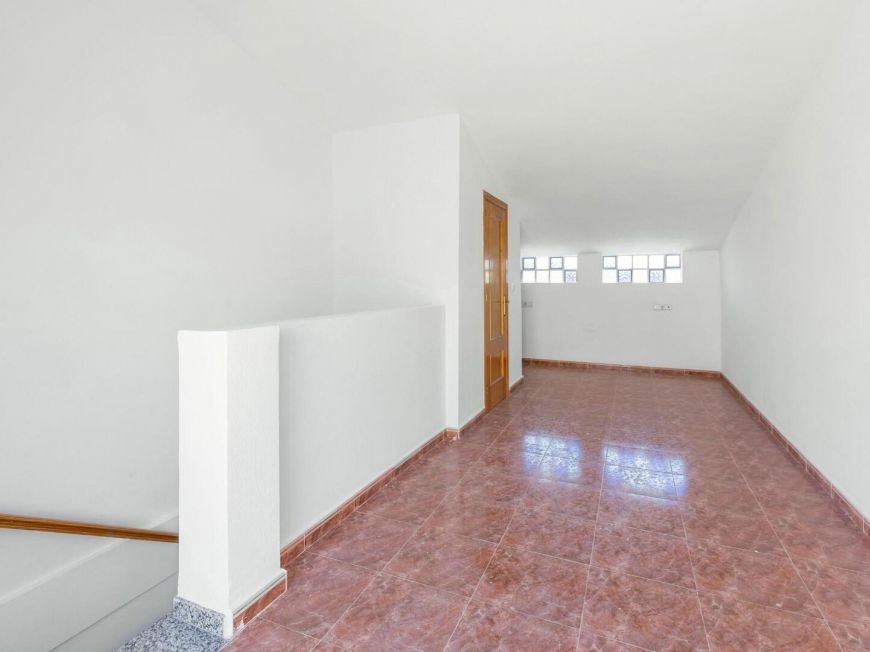 Испания Светлый трехэтажный дом на продажу – Южная ориентация, рядом с пляжем