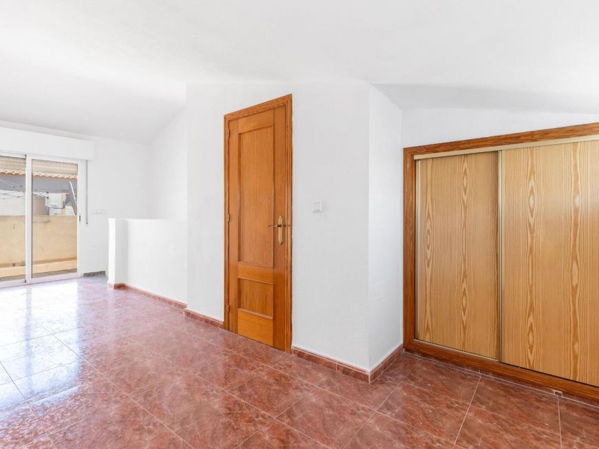 Испания Светлый трехэтажный дом на продажу – Южная ориентация, рядом с пляжем