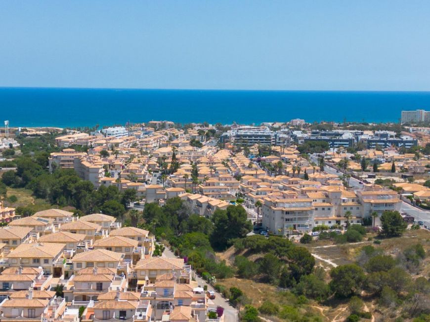 Испания Светлый трехэтажный дом на продажу – Южная ориентация, рядом с пляжем