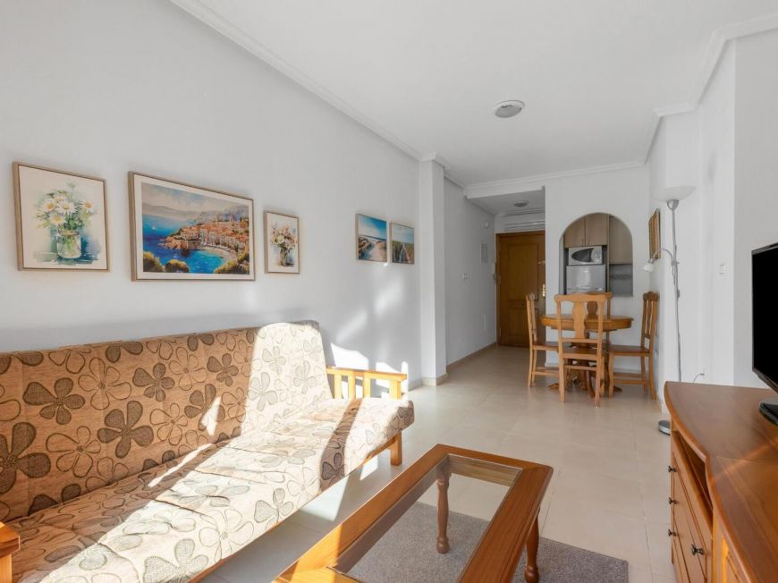 España Oportunidad impecable de 2 dorm con SOL