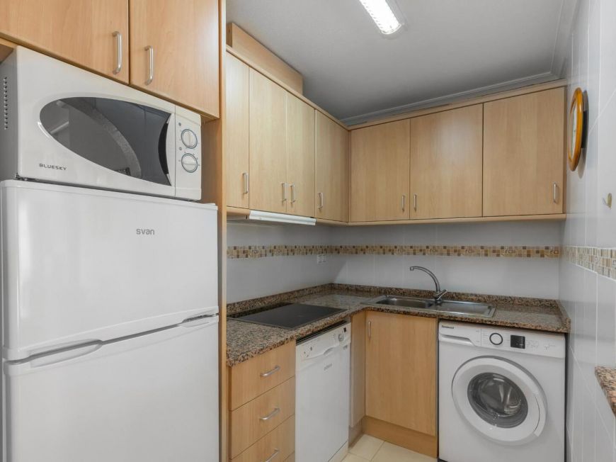 España Oportunidad impecable de 2 dorm con SOL