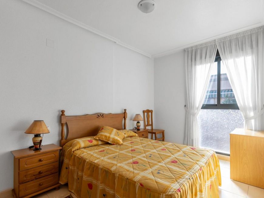 España Oportunidad impecable de 2 dorm con SOL