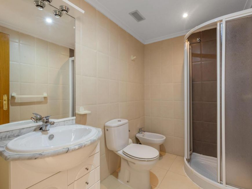 España Oportunidad impecable de 2 dorm con SOL