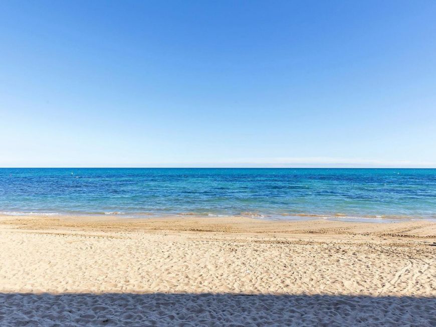 España Planta baja de 2 dormitorios y 2 baños en segunda línea