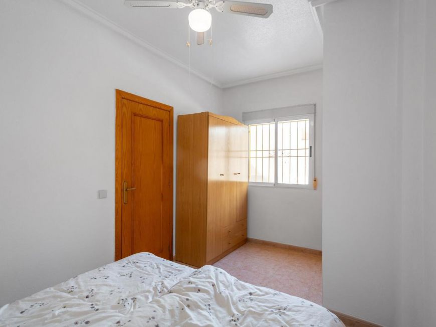 Espanha Ground floor apartment with 2 bedrooms, patio, pool and tourist license, 850 meters from Playa de la Acequión